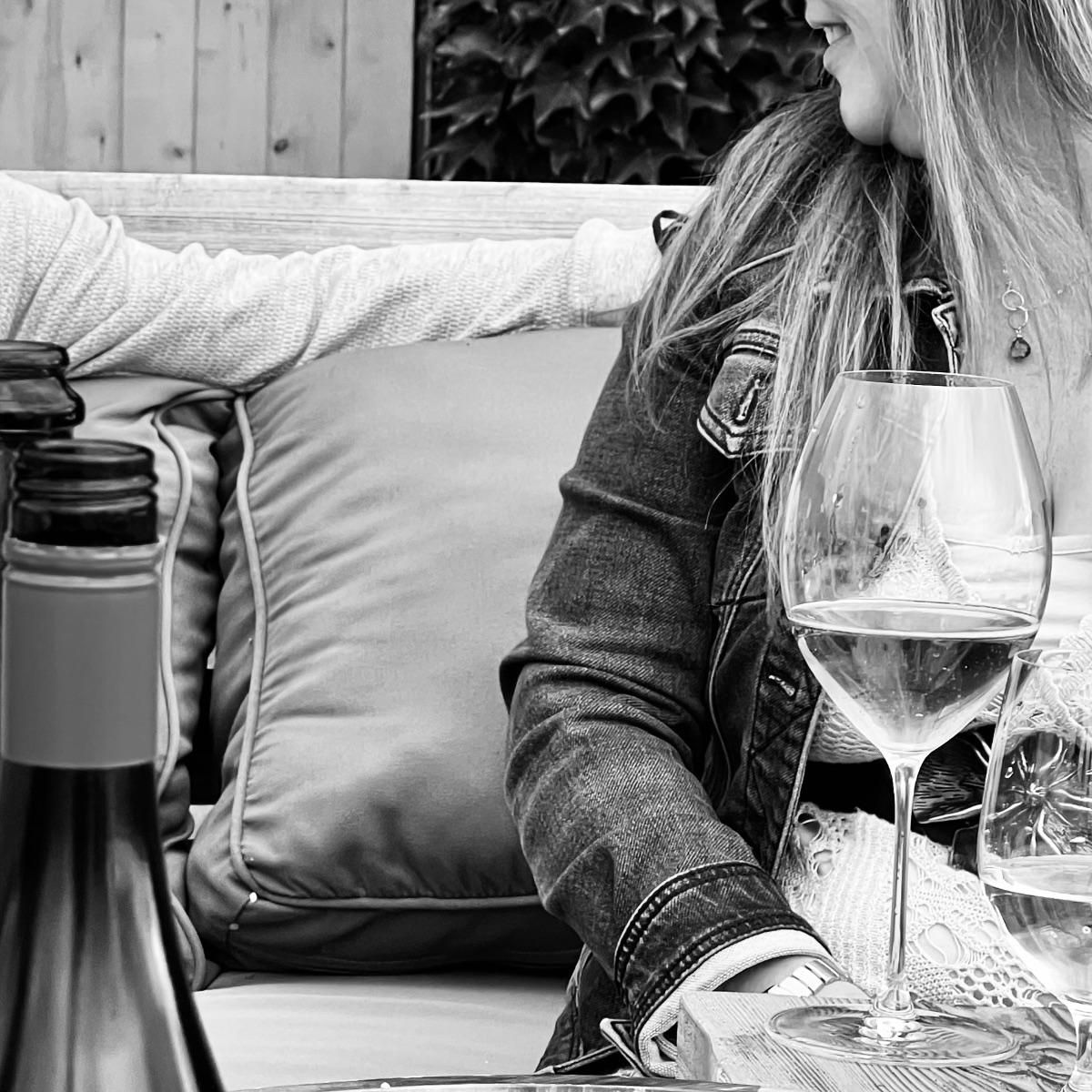 A relaxed afternoon with wine in the Oregon countryside